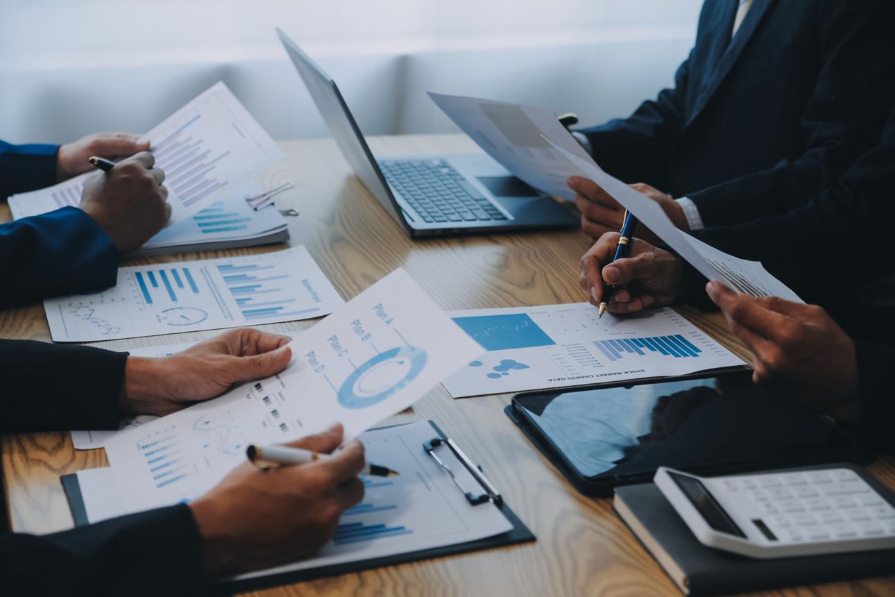 Controlling, FP&A und Strategy-Rollen für datengetriebene Entscheidungen.